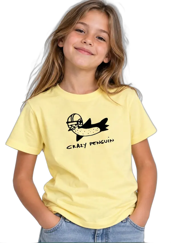 Niña sonriendo con la camiseta amarilla Crazy Penguin