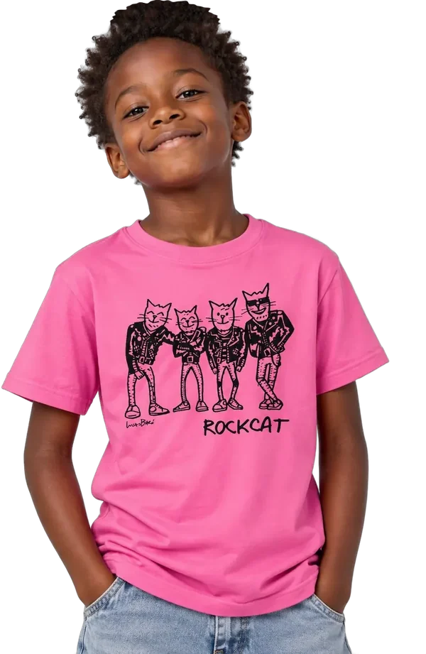 Niño sonriendo con la camiseta rosa Rockcat